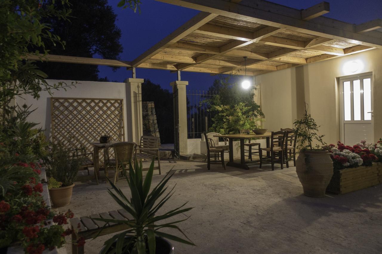 Villa Dio Petres Kroustas Bagian luar foto