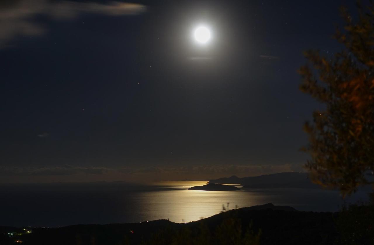 Villa Dio Petres Kroustas Bagian luar foto