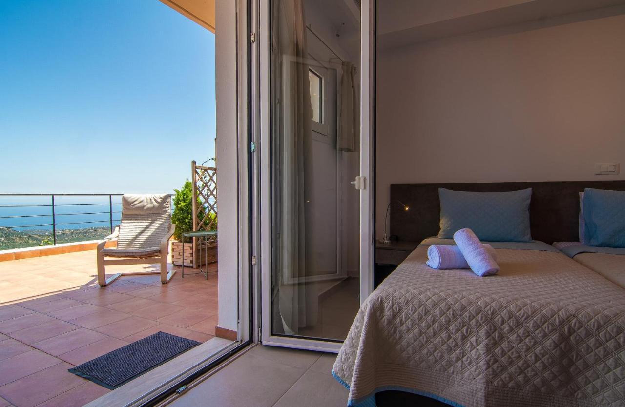 Villa Dio Petres Kroustas Bagian luar foto