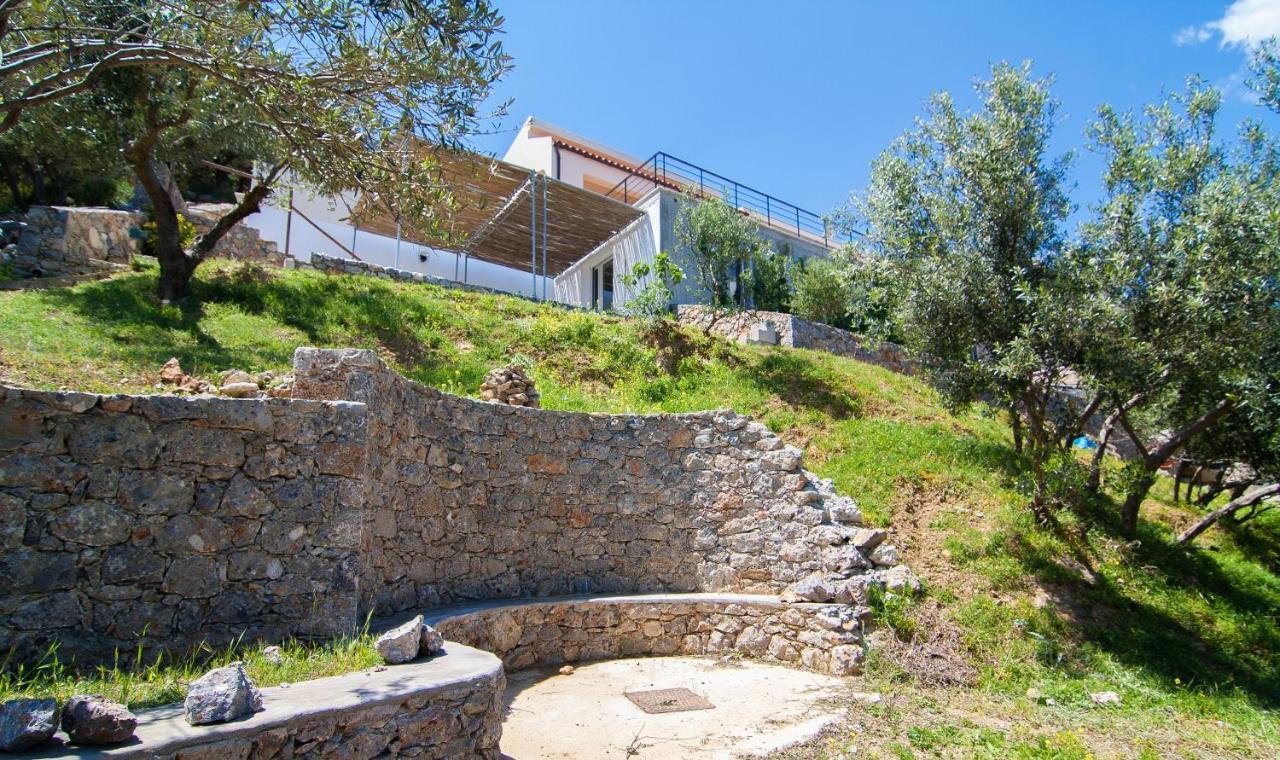 Villa Dio Petres Kroustas Bagian luar foto