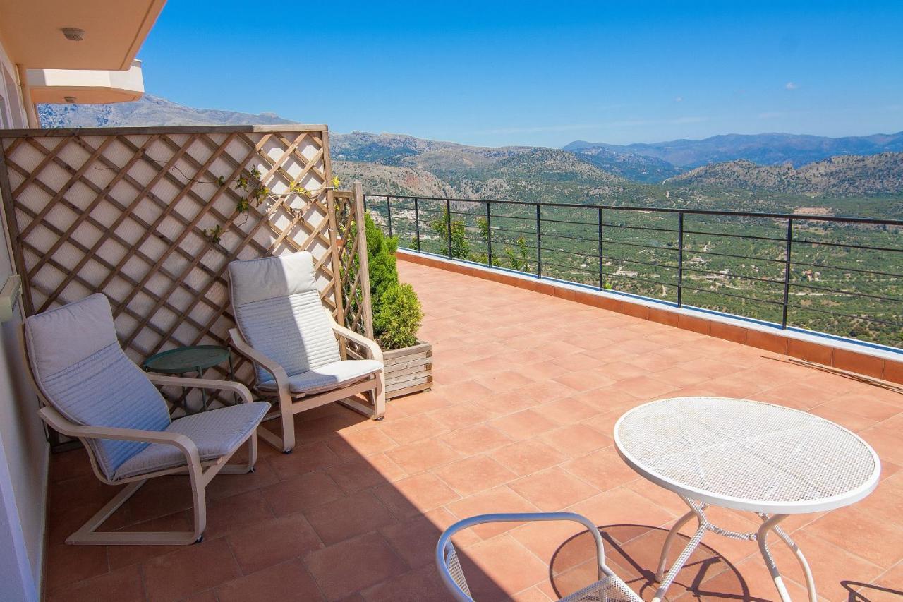 Villa Dio Petres Kroustas Bagian luar foto